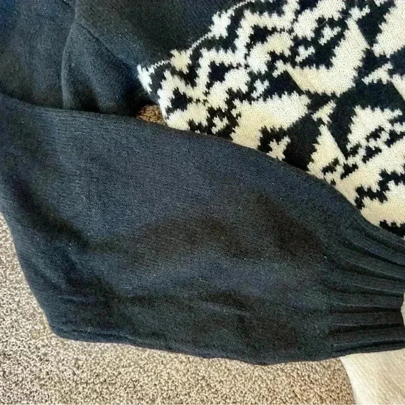 Hollister Black and White Design Crop Knitted Sweater - Picture 3 of 4